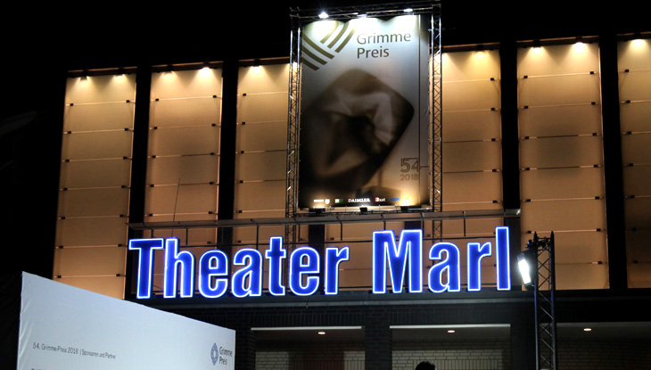 Außenaufnahme des Marler Theaters bei Nacht.