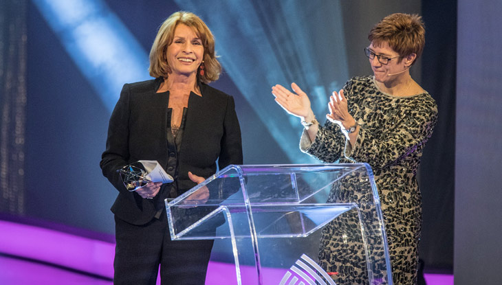 Senta Berger und Annegret Kramp-Karrenbauer (saarländische Ministerpräsidentin und Präsidentin des DVV).