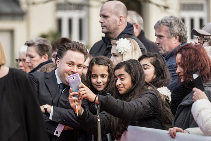  Daniel Harrich bei seiner Ankunft am Theater Marl. 