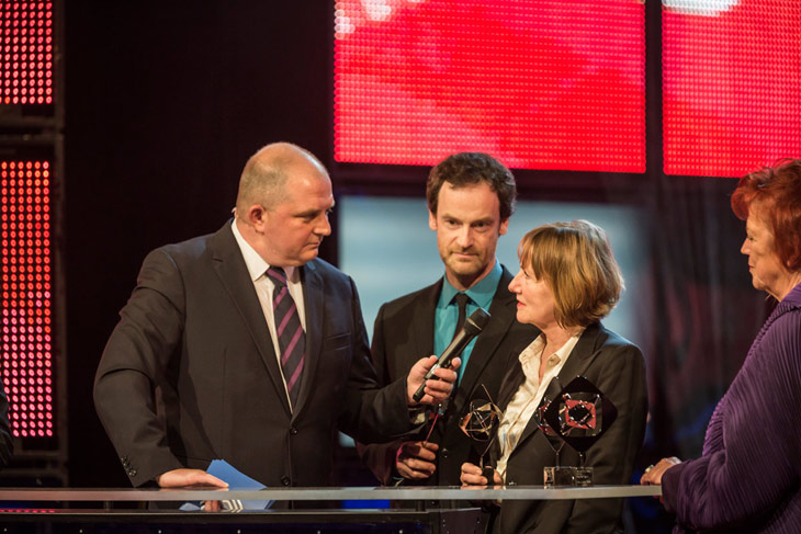  Jörg Hartmann, Ruth Reinecke und Regina Ziegler von "Weissensee" im Gespräch auf der Bühne. 