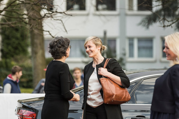  Dr. Frauke Gerlach, Direktorin des Grimme-Instituts, nimmt Ministerin Christina Kampmann in Empfang. 