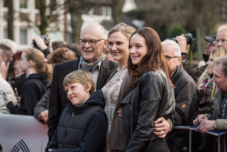  Ulrike Franke und Michael Loeken ("Göttliche Lage") vor dem Theater Marl. 