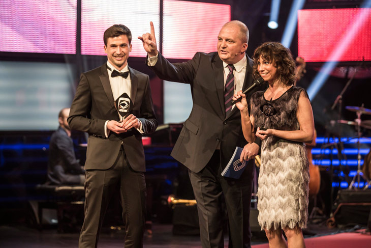  Peter Kroker und Diana Jung ("ENE MENE BU") mit Moderator Jörg Thadeusz. 